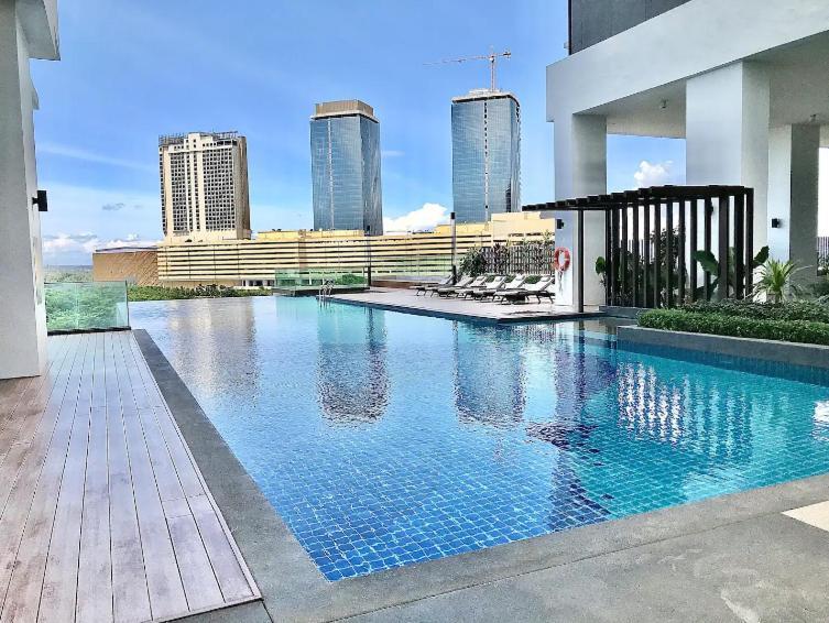 Mid Valley Southkey Mall - 24-7 Support - Netflix - Infinity Pool * Johor Bahru