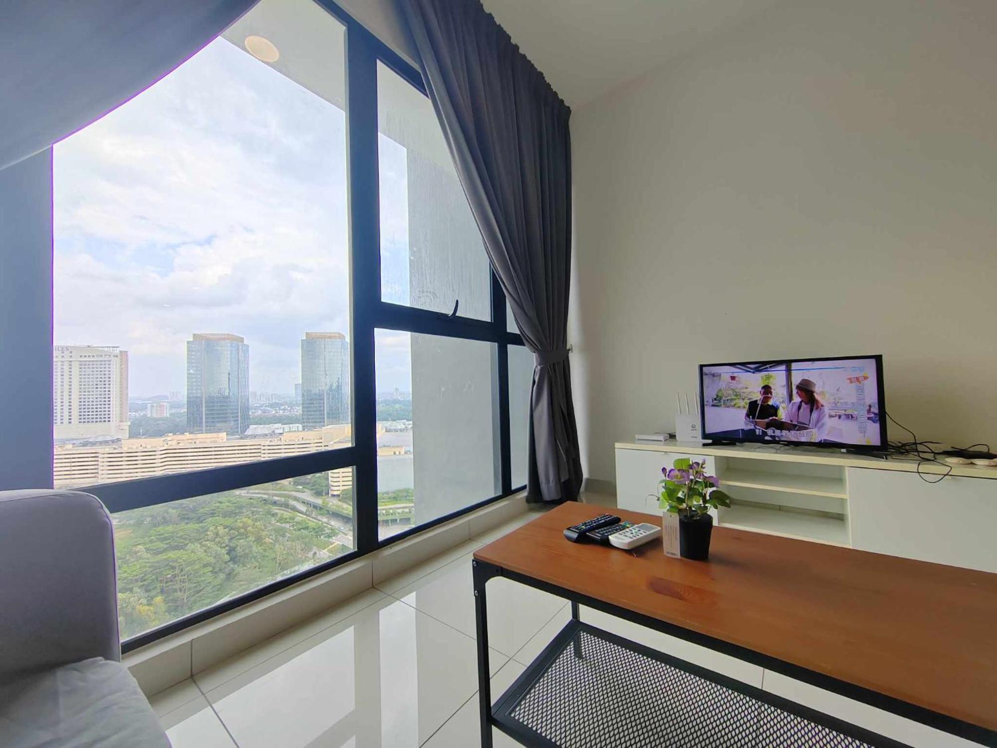 Apartment Mid Valley Southkey Mall - 24-7 Support - Netflix - Infinity Pool *