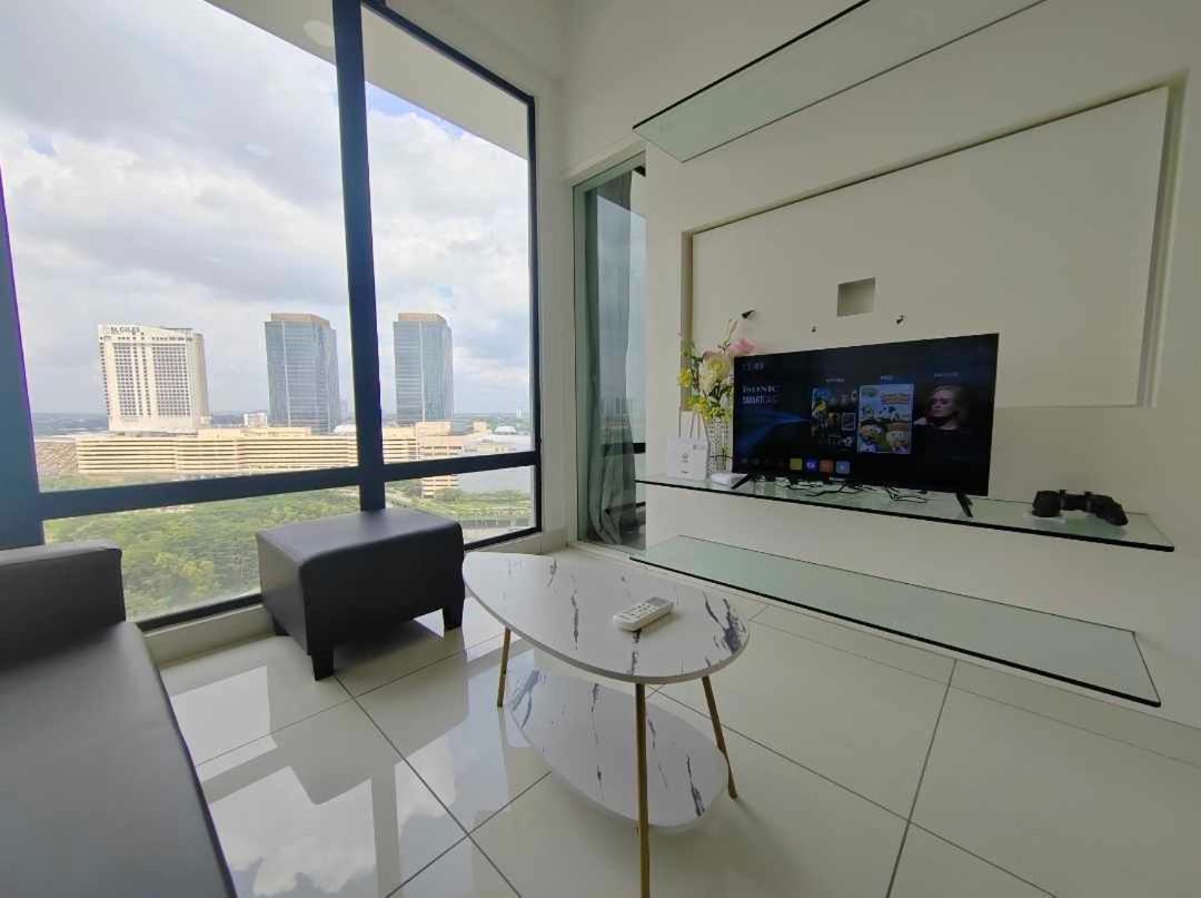 Apartment Mid Valley Southkey Mall - 24-7 Support - Netflix - Infinity Pool *