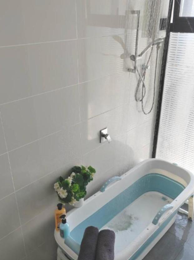 Mid Valley Southkey Mall - 24-7 Support - Netflix - Infinity Pool Apartment *